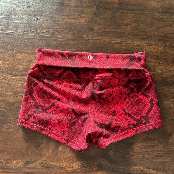 Lululemon Boogie Short (Roll Down) Ziggy Snake Red Tide Cranberry Size 6