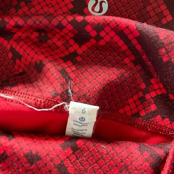Lululemon Boogie Short (Roll Down) Ziggy Snake Red Tide Cranberry Size 6