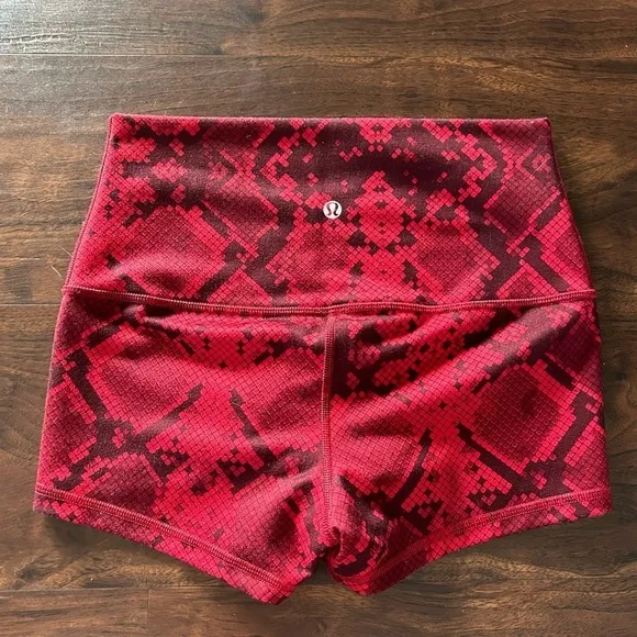Lululemon Boogie Short (Roll Down) Ziggy Snake Red Tide Cranberry Size 6
