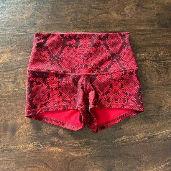 Lululemon Boogie Short (Roll Down) Ziggy Snake Red Tide Cranberry Size 6