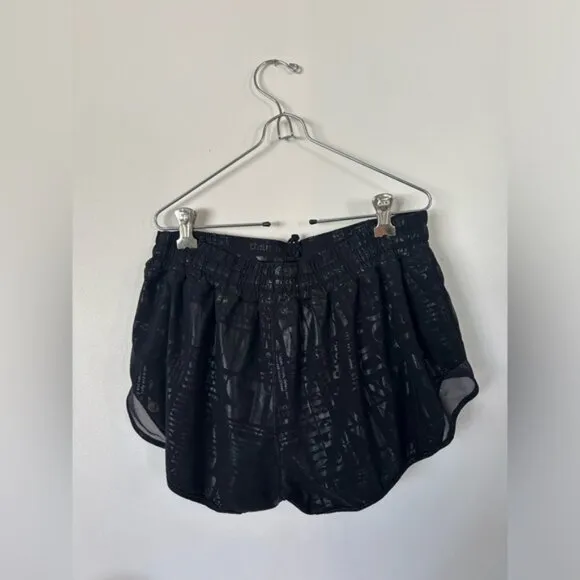 Lululemon Hotty Hot Short 2.5” Size 10 20YR Manifesto Foil Black Black / Black