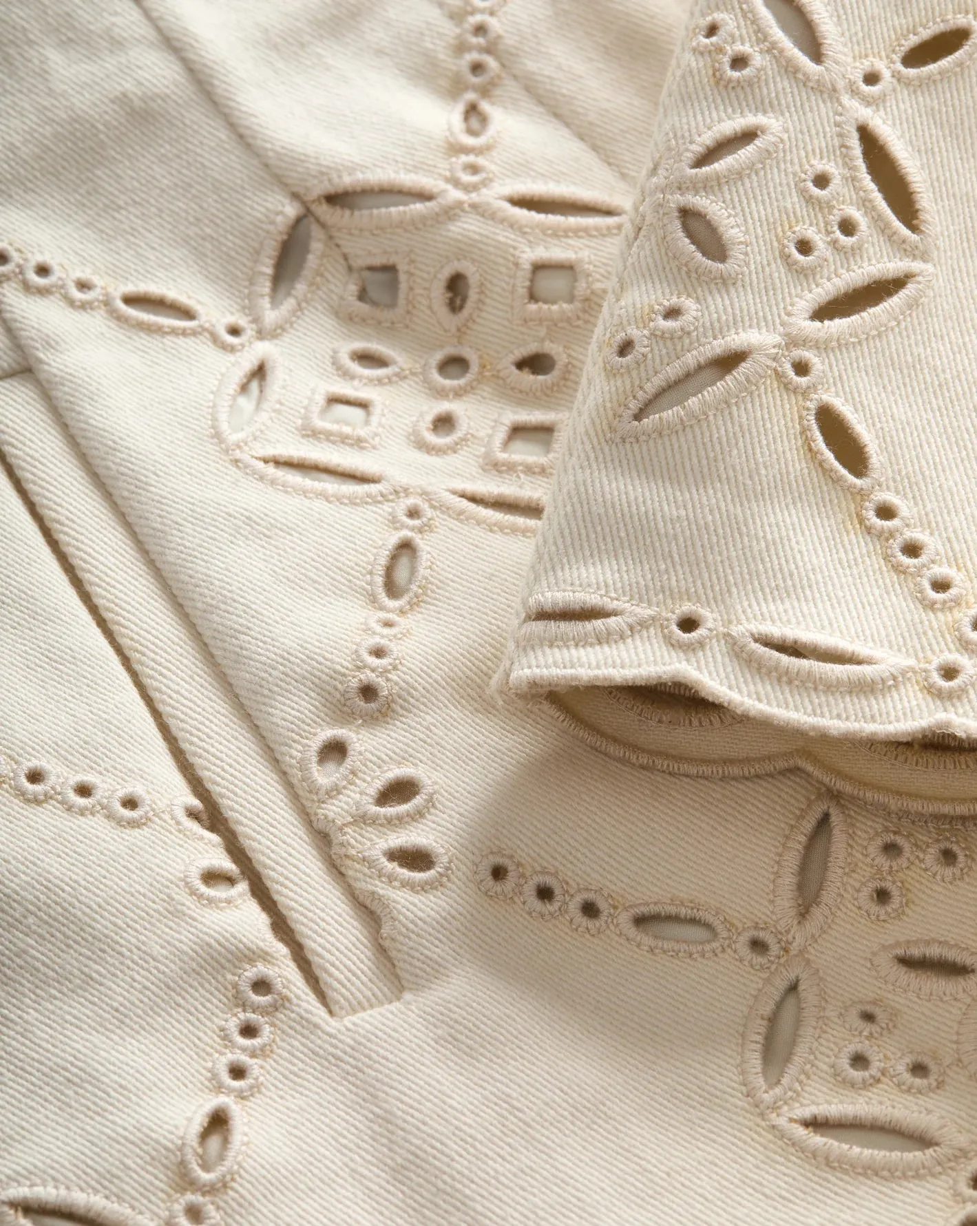 VERONICA BEARD JAZMIN EYELET SHORT